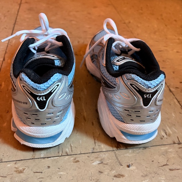 Kids Shoes - Picture 4 of 7